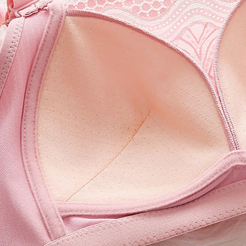 Full-Cup Breathable Lace Bra for Plus Size Women with Adjustable Wide Straps